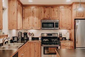 52gs - Hot Tub - Wifi - Pets Ok - Wood Stove - Sleeps 6 2 Bedroom Home