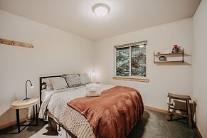 52gs - Hot Tub - Wifi - Pets Ok - Wood Stove - Sleeps 6 2 Bedroom Home