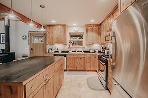 52gs - Hot Tub - Wifi - Pets Ok - Wood Stove - Sleeps 6 2 Bedroom Home