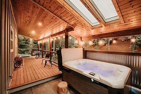 52gs - Hot Tub - Wifi - Pets Ok - Wood Stove - Sleeps 6 2 Bedroom Home