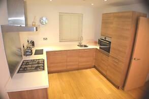 360 Serviced Accommodations - Brentwood 2 Bedroom Executive Apartment 