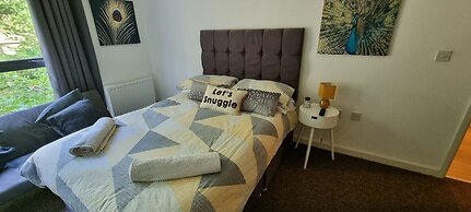 360 Serviced Accommodations - Brentwood 2 Bedroom Executive Apartment 