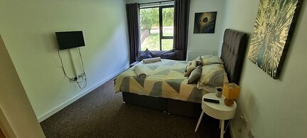 360 Serviced Accommodations - Brentwood 2 Bedroom Executive Apartment 