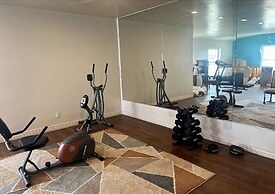 B&J Hotel and Apartment