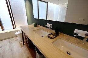 408 Luxurious Apt King Bed