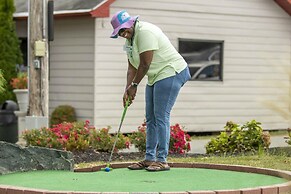 Spectacular Top Floor Deluxe Suite With Beautiful View & More!