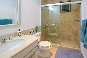 Ocean views apt with shared rooftop pool: Beacon Hill Surf by BSL Rent