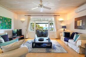 Ocean views apt with shared rooftop pool: Beacon Hill Surf by BSL Rent