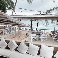 Ocean views apt with shared rooftop pool: Beacon Hill Surf by BSL Rent