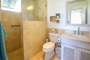 Ocean views apt with shared rooftop pool: Beacon Hill Surf by BSL Rent