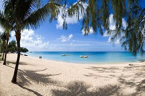 Ocean views apt with shared rooftop pool: Beacon Hill Surf by BSL Rent