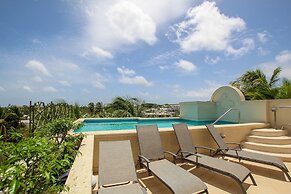 Ocean views apt with shared rooftop pool: Beacon Hill Surf by BSL Rent