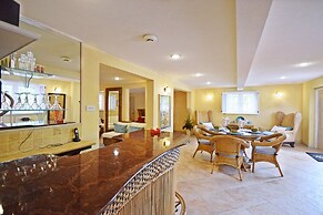 3 Min Walk to Beach - Blessed Manor by Bluescape