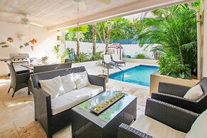 Relax Poolside At This Stylish Townhouse - Porters Gate 24 by BSL Rent