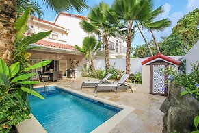 Relax Poolside At This Stylish Townhouse - Porters Gate 24 by BSL Rent
