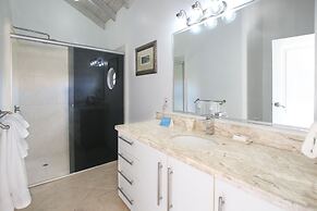 Relax Poolside At This Stylish Townhouse - Porters Gate 24 by BSL Rent