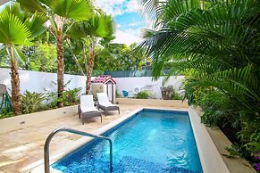 Relax Poolside At This Stylish Townhouse - Porters Gate 24 by BSL Rent