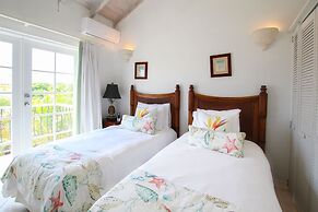 Relax Poolside At This Stylish Townhouse - Porters Gate 24 by BSL Rent