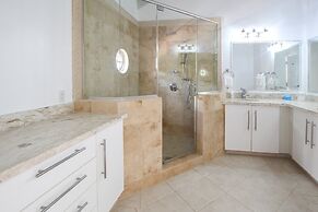 Relax Poolside At This Stylish Townhouse - Porters Gate 24 by BSL Rent