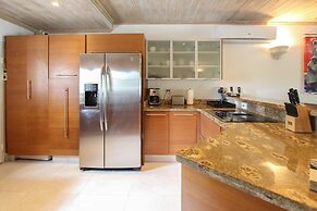 Relax Poolside At This Stylish Townhouse - Porters Gate 24 by BSL Rent