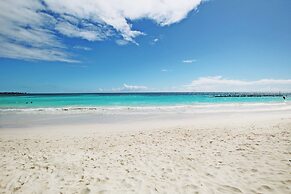 Stunning Beachfront 2-Bed Condo with Pool - Ocean One 204 by BSL Renta