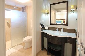 Stunning Beachfront 2-Bed Condo with Pool - Ocean One 204 by BSL Renta