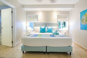 Stunning Beachfront 2-Bed Condo with Pool - Ocean One 204 by BSL Renta