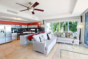 Stunning Beachfront 2-Bed Condo with Pool - Ocean One 204 by BSL Renta
