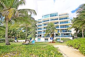 Stunning Beachfront 2-Bed Condo with Pool - Ocean One 204 by BSL Renta