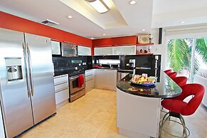 Stunning Beachfront 2-Bed Condo with Pool - Ocean One 204 by BSL Renta