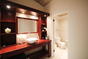 Poolside Paradise Near Beach - Pavilion Villa by Bluescape