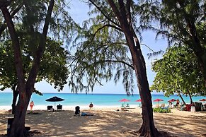 Oceanfront 2-bed Apt With Pool Near Surfing - Rosalie #2 2 Bedroom Apt