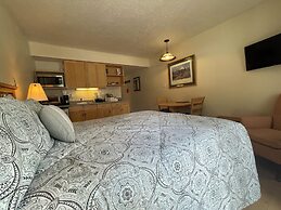 Four Oclock Lodge B06