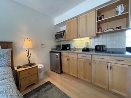 Four Oclock Lodge B06