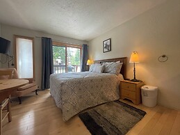 Four Oclock Lodge B06