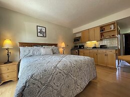 Four Oclock Lodge B06