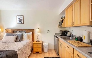 Four Oclock Lodge B06