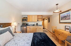 Four Oclock Lodge B06