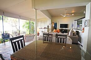 Beachfront Classic 3-bed House - Whitecaps by BSL Rentals