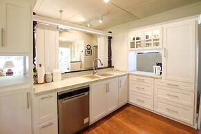 Beachfront Classic 3-bed House - Whitecaps by BSL Rentals