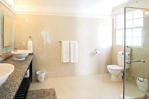 Large Townhouse with Plunge Pool, 3 mins from Beach - Turtle View 2 by