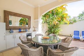 Large Townhouse with Plunge Pool, 3 mins from Beach - Turtle View 2 by