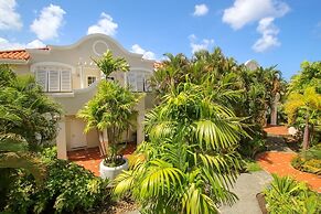 Large Townhouse with Plunge Pool, 3 mins from Beach - Turtle View 2 by