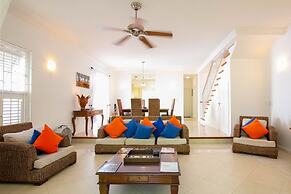 Large Townhouse with Plunge Pool, 3 mins from Beach - Turtle View 2 by