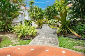 Large Townhouse with Plunge Pool, 3 mins from Beach - Turtle View 2 by