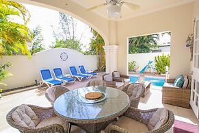 Large Townhouse with Plunge Pool, 3 mins from Beach - Turtle View 2 by