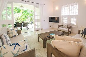 Large Townhouse with Plunge Pool, 3 mins from Beach - Turtle View 2 by