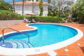 Large Townhouse with Plunge Pool, 3 mins from Beach - Turtle View 2 by