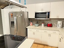 Beach condo with Pool and Ocean View