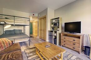 Modern Hotel Room in Center Village - TM225A by Redawning